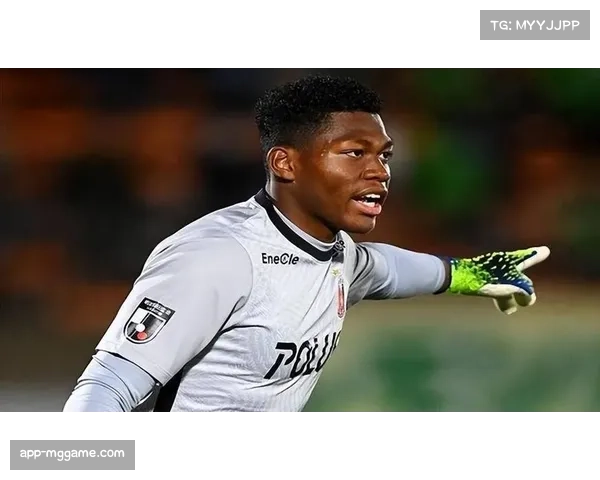 帕尔马门将铃木彩艳高接低挡，面对米兰狂轰滥炸屡献神扑